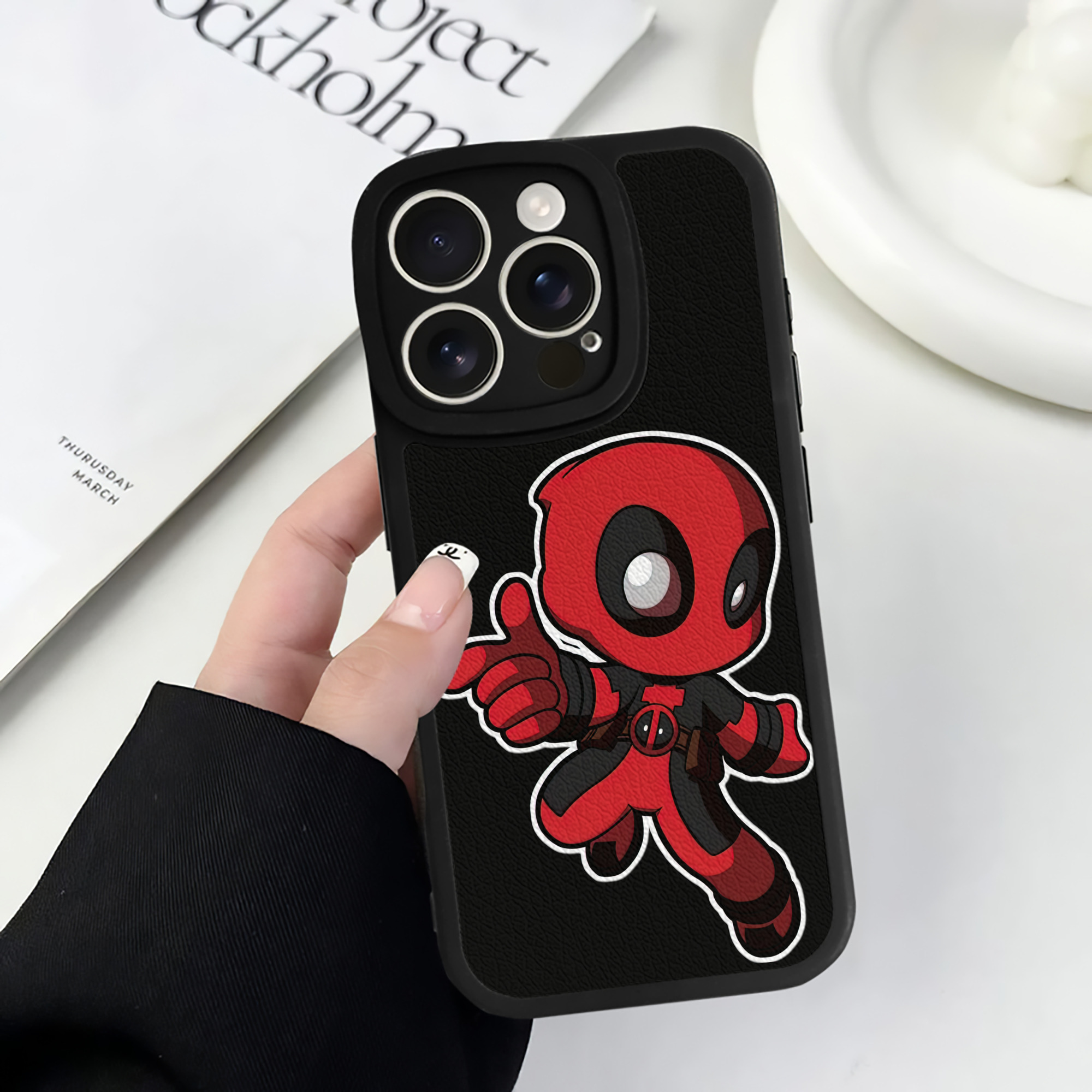（画像用） Deadpool デッドプール 【iPhone 16シリーズ対応】シリコンスマホケース（レザー調） 材質：シリコン